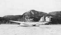 Apparecchio alla fonda con vagoni ferroviari sullo sfondo, Shoal Harbour, luglio/agosto 1933.